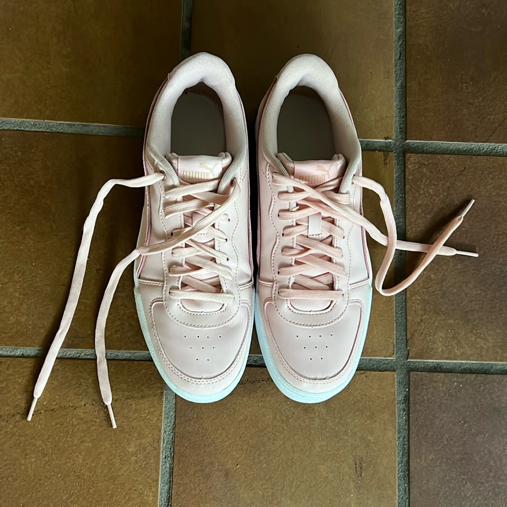 Women’s pink Puma sneakers, never worn, stylish and comfy for everyday wear!